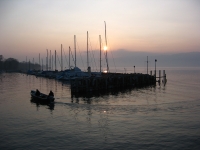 Yvoire_harbour Puesta de sol en el puerto de Yvoire. Francia.